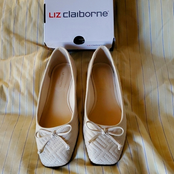 Liz Claiborne Shoes - Liz Claiborne Cream Flats Woman's Size 6.5